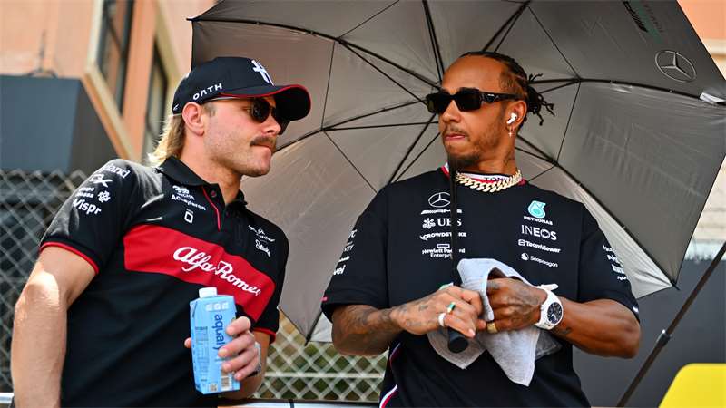 Bottas věří, že Hamilton zažije s Ferrari úspěch. Pokud to má někdo zvládnout, tak on, říká Fin | Foto: Getty Imagee
