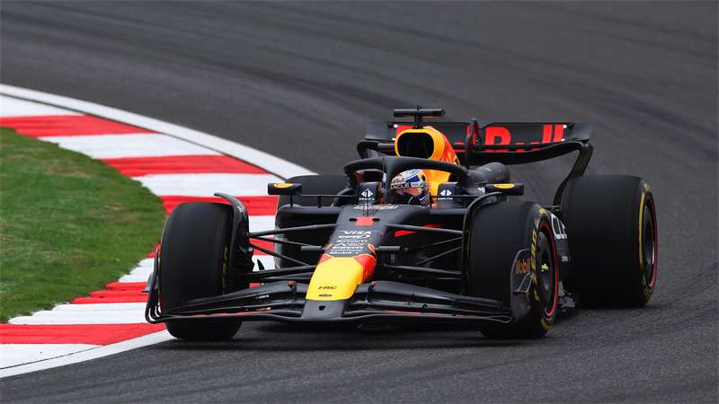 Kvalifikaci na GP Číny ovládl Max Verstappen. Za jezdci Red Bullu odstartuje Alonso | Zdroj:  Getty Images / Lintao Zhang
