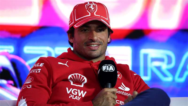 Dohoda mezi Ferrari a Sainzem ohledně nové smlouvy je prý stále poměrně daleko. Domluví se italský tým s Albonem? | Zdroj:  Getty Images / Jared C. Tilton
