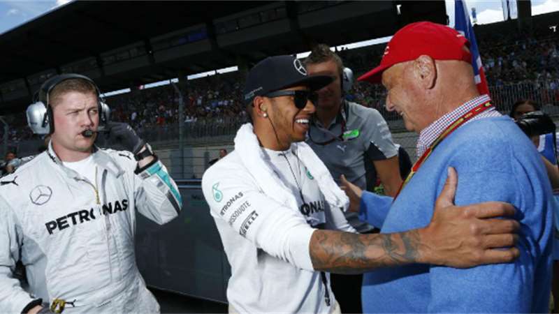   Wolff a Lauda chválí Hamiltona za výkon v Singapuru