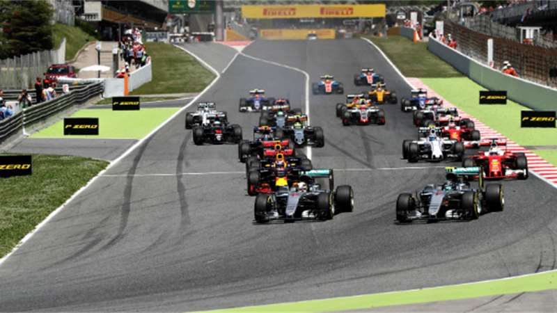 GP Španělska vyhrál Verstappen! Jezdci Mercedesu kolidovali